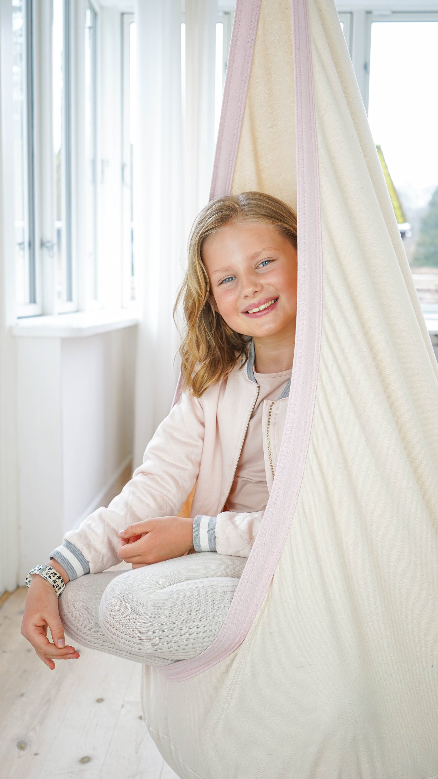 Softnest Copenhagen Hængehule i beige med rosa kant // UDSOLGT