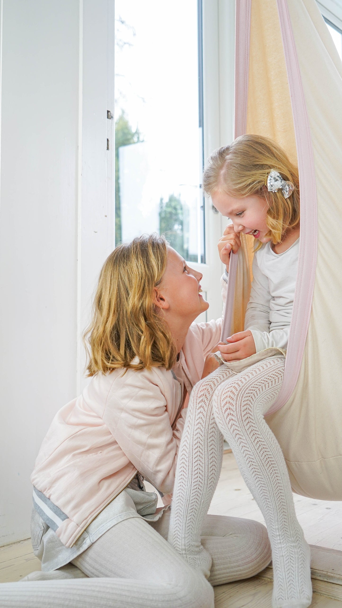 Softnest Copenhagen Hængehule i beige med rosa kant // UDSOLGT