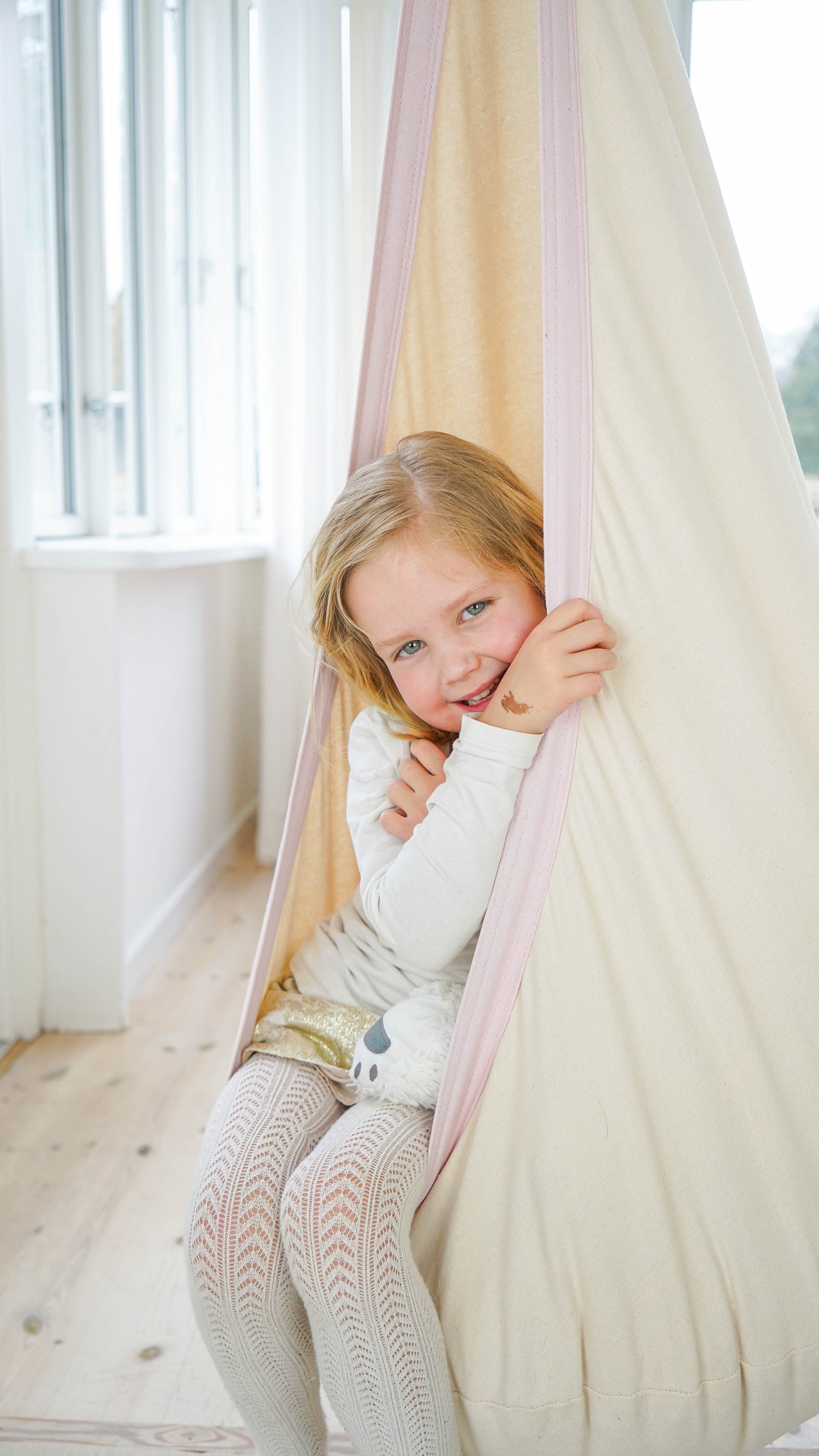 Softnest Copenhagen Hængehule i beige med rosa kant // UDSOLGT