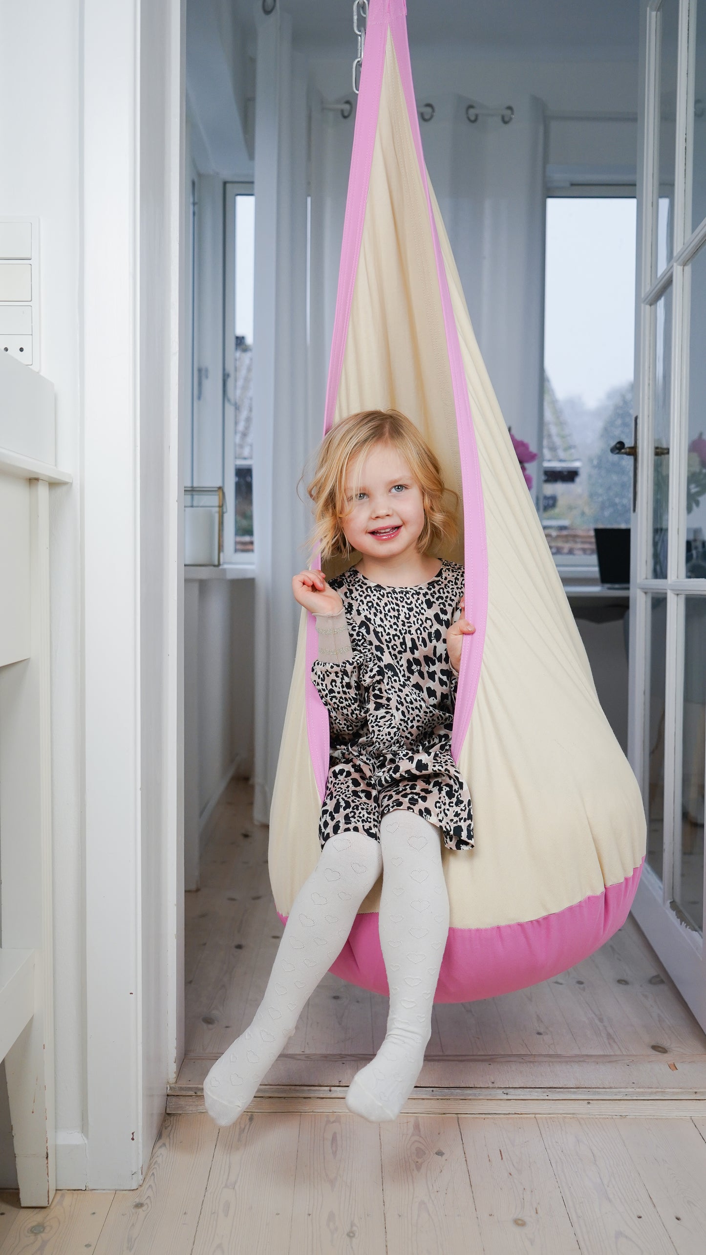 Softnest Copenhagen Hængehule i beige med rosa kant // UDSOLGT