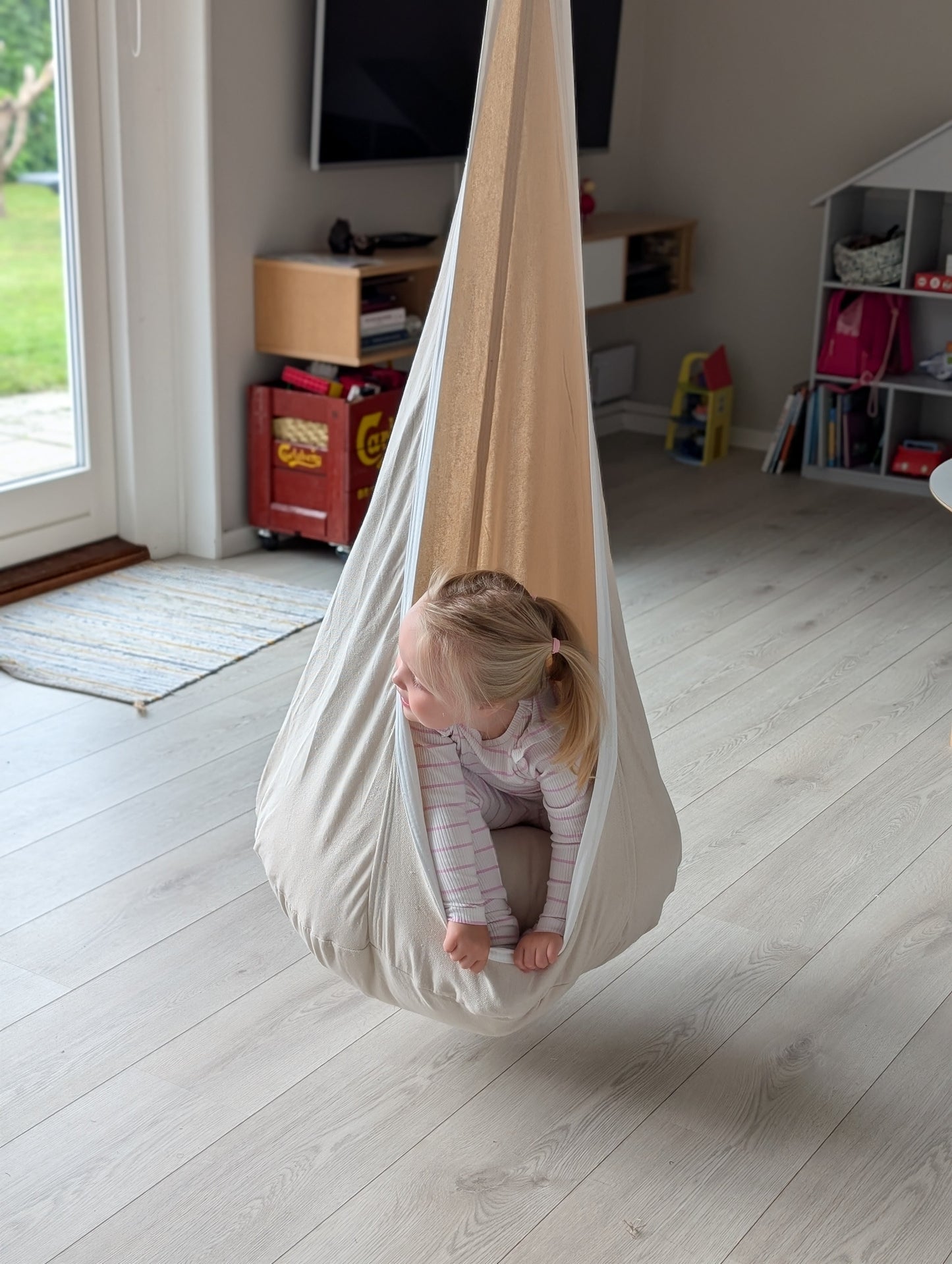 Softnest Copenhagen Hængehule i beige med rosa kant // UDSOLGT