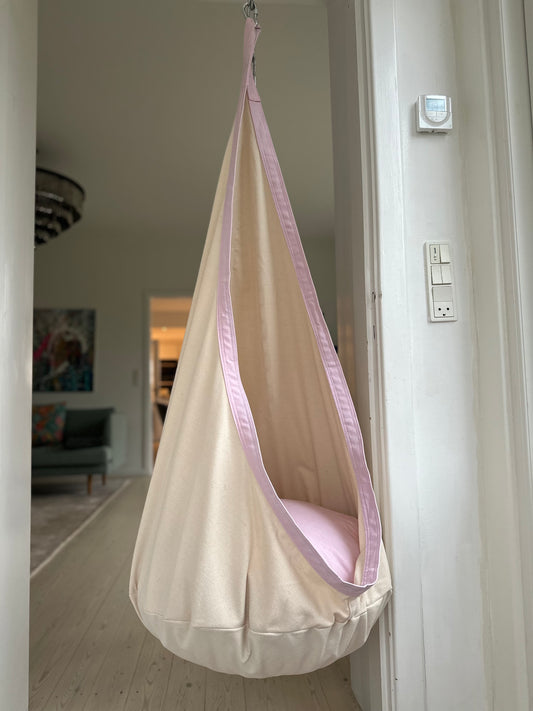 Softnest Copenhagen Hængehule i beige med rosa kant // UDSOLGT